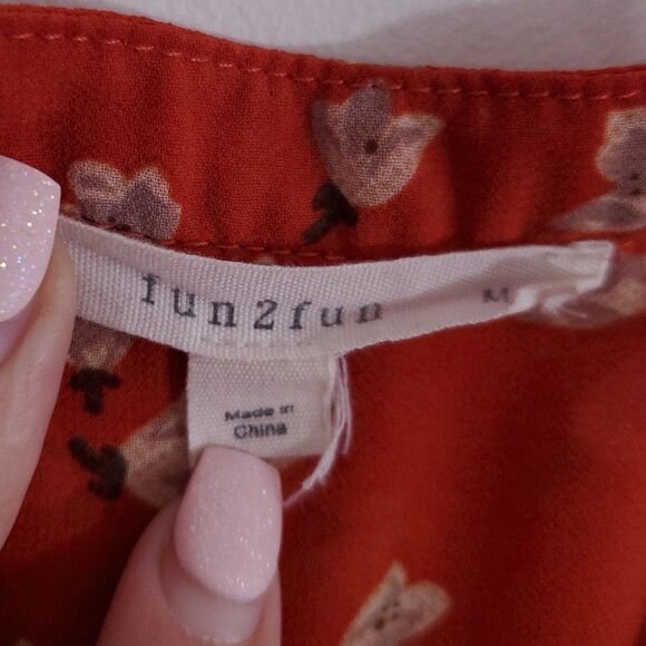 fun 2 fun Red floral sleeveless blouse womens size M - Picture 3 of 3